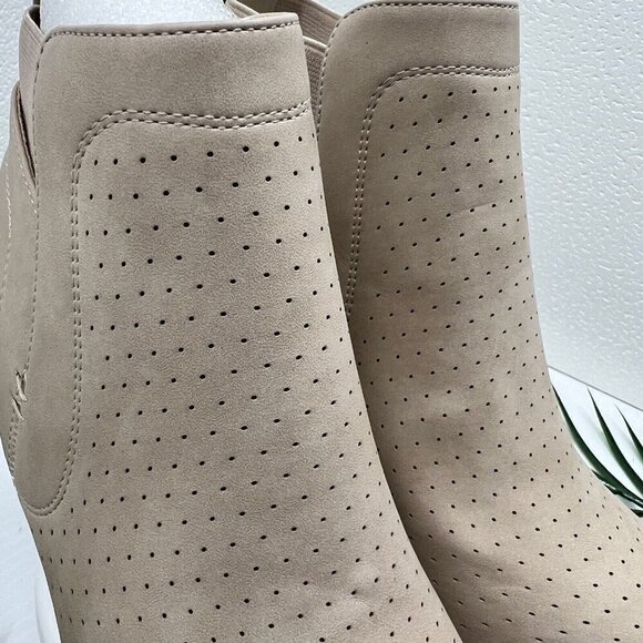 DV by Dolce Vita Gerdy Beige Perforated Round Toe Wedge Heel Booties Size 9.5 NW - Picture 2 of 11